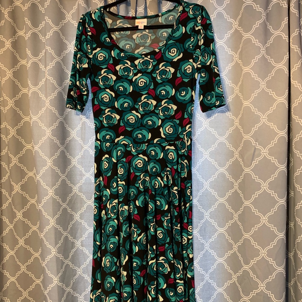 Lularoe Medium Roses Nicole Dress